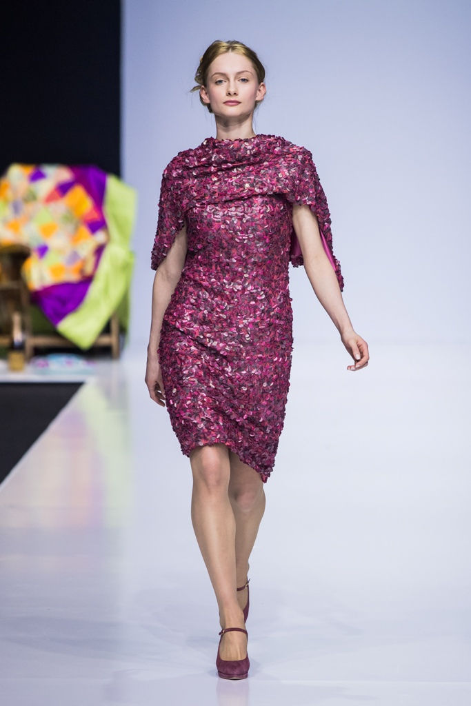 Миниатюра: Платье из пайеток с отделкой цепочками и палантином. DressTheatre Couture
