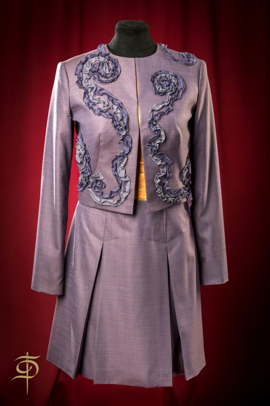 Костюм из шерсти Holland&Sherry с декором из органзы DressTheatre Couture