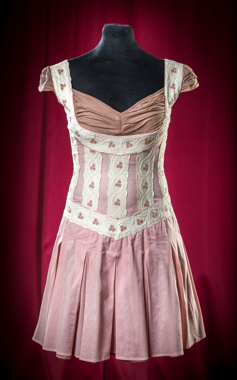 Миниатюра: Платье из батиста с кружевом.  DressTheatre Couture by Dora Blank