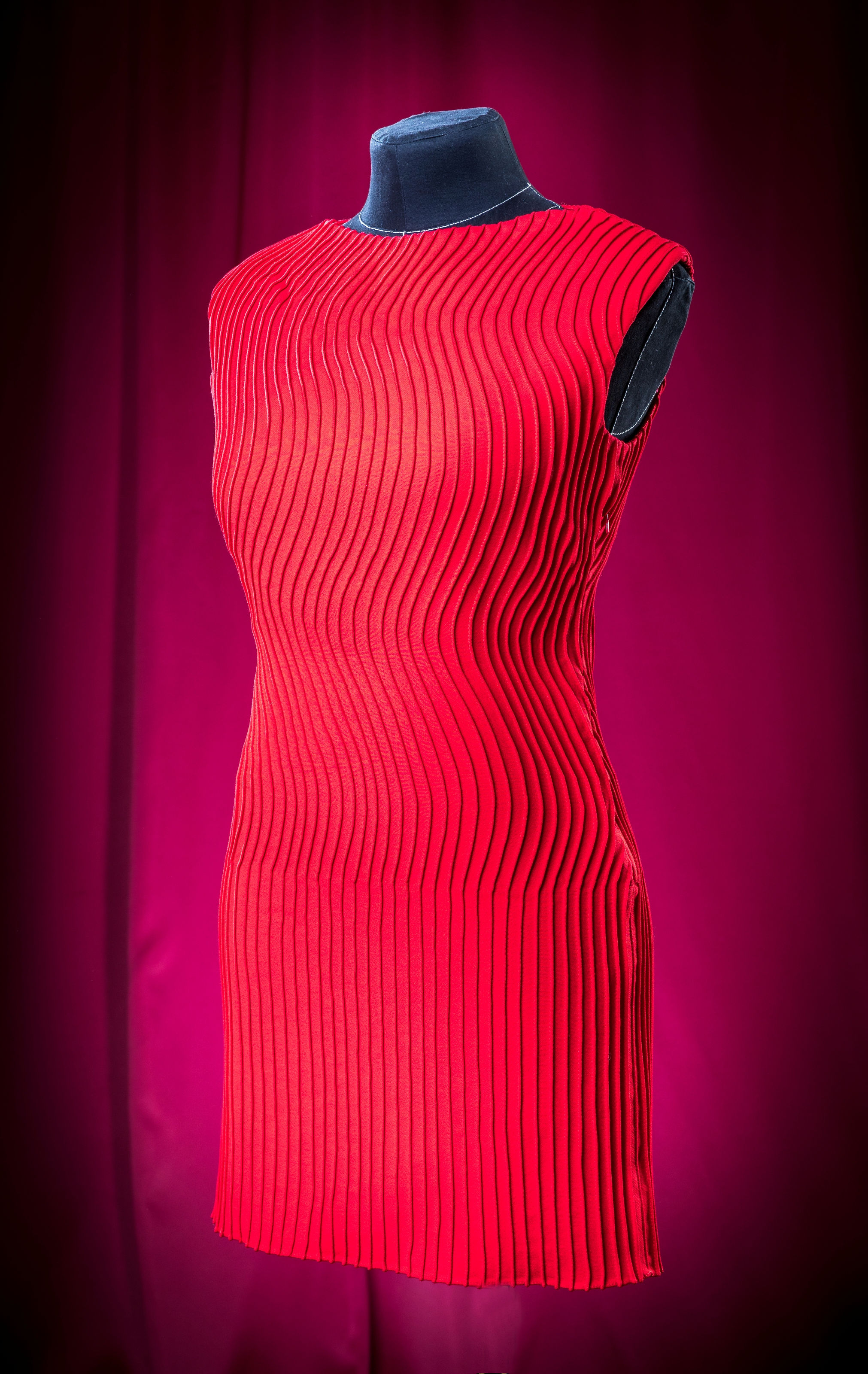 Платье из шерсти с фигурными защипами.DressTheatre Couture by Dora Blank