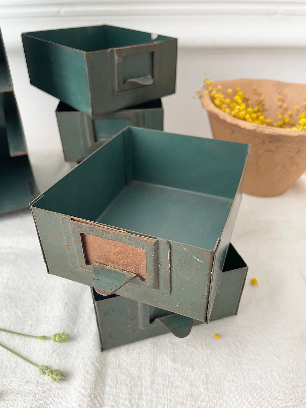 Miniature : Ancien meuble casier d'atelier...