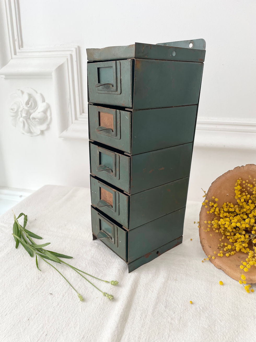 Miniature : Ancien meuble casier d'atelier...