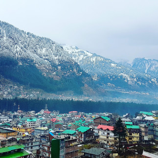 Snow covered mountains in Manali â romantic honeymoon destination