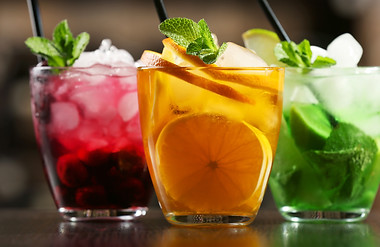 Diab.Glasses-of-cocktails-on-bar-ba-8988