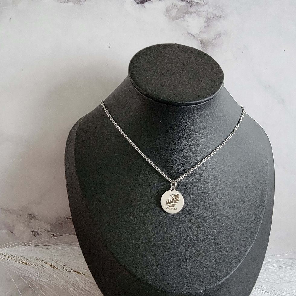 collier namaste sur un presentoir