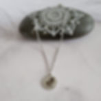 collier namaste vu de face