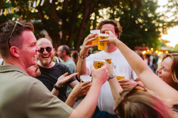 Vrienden en collega’s die aperitieven tijdens Apéro Amigo in Kasteel Ter Lede Destelbergen