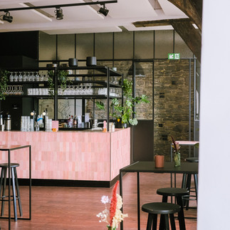 Sfeervol interieur van PUBLIKA trouwlocatie