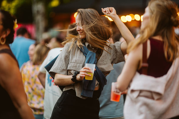 Zomerse afterwork apéro in Kasteel Ter Lede nabij Gent met openlucht sfeer