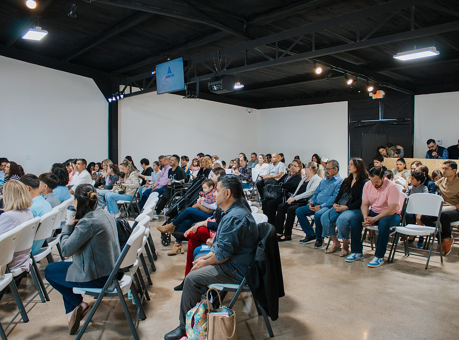 La iglesia en un momento de Alabanza y Adoración