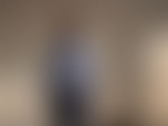 Homme en chemise bleue retenu par des fils tendus, symbolisant l’hyper-contrôle, avec une porte entrouverte laissant passer la lumière.