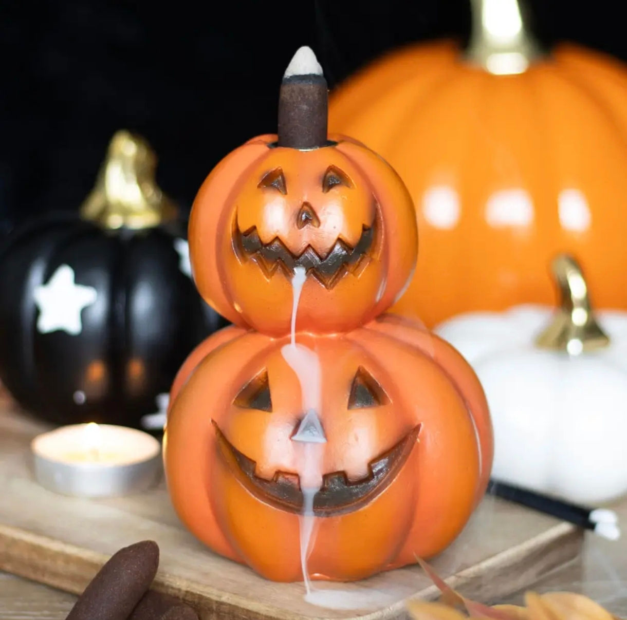 Brûleur d'encens à reflux Halloween avec citrouilles empilées