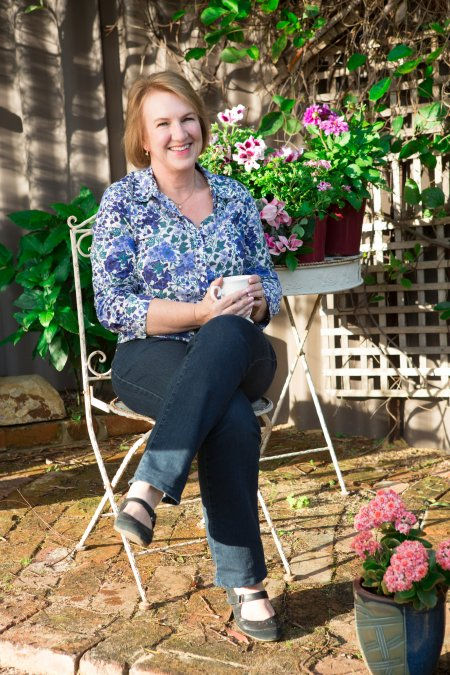 A Chat with Deryn Thorpe - Heritage Roses: The Beauty & History of Old World Roses