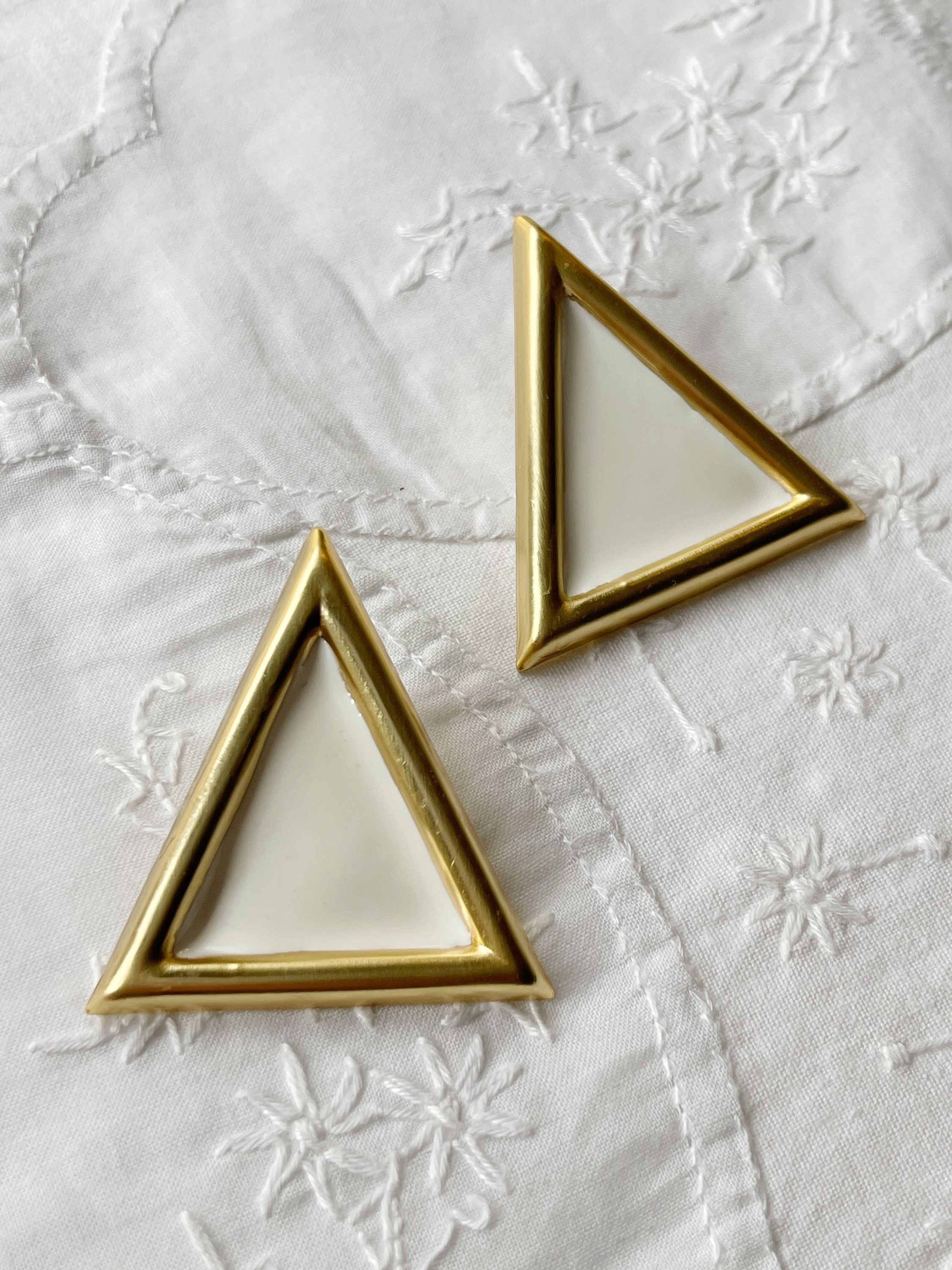 Gauche Earrings in White 