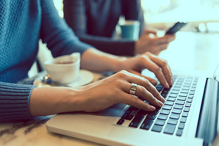 Tippen auf dem Laptop