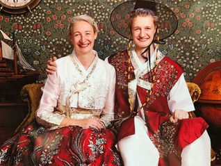 Leon und ich im traditionellen Hanbok - ein wunderschönes Mutter-Sohn-Bild