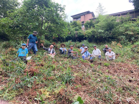 残暑厳しい山里で、山菜等山の特産品作り支援活動です