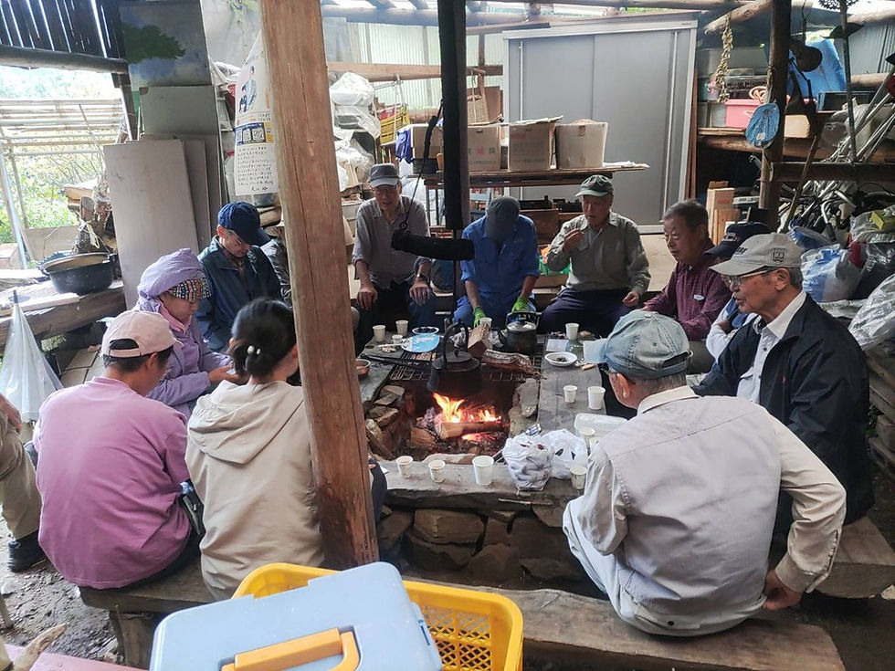 囲炉裏を囲んで楽しい語らいです