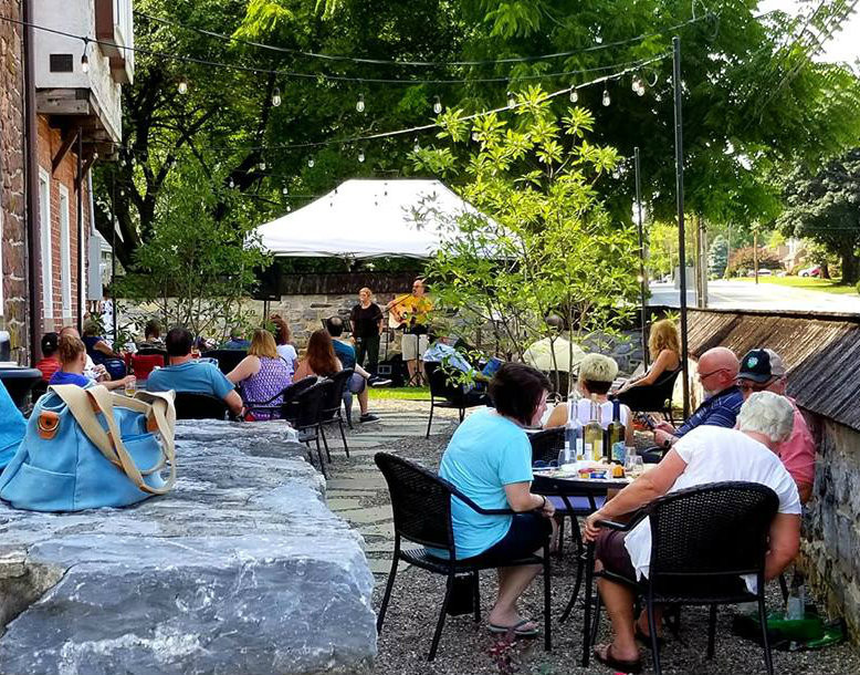 Outdoor Courtyard at Weathered Vineyards Ephrata