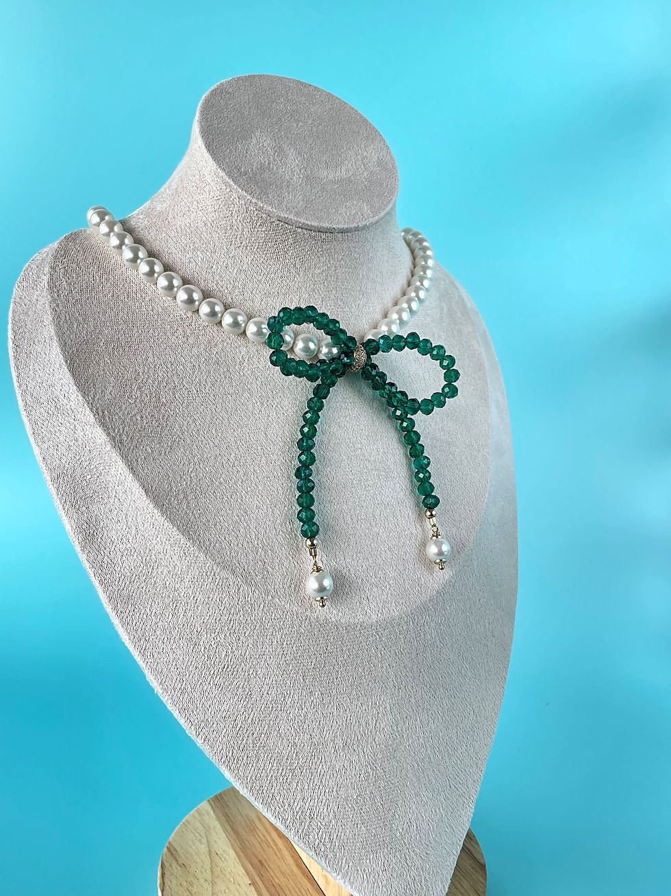 Thumbnail: Necklace with a bow