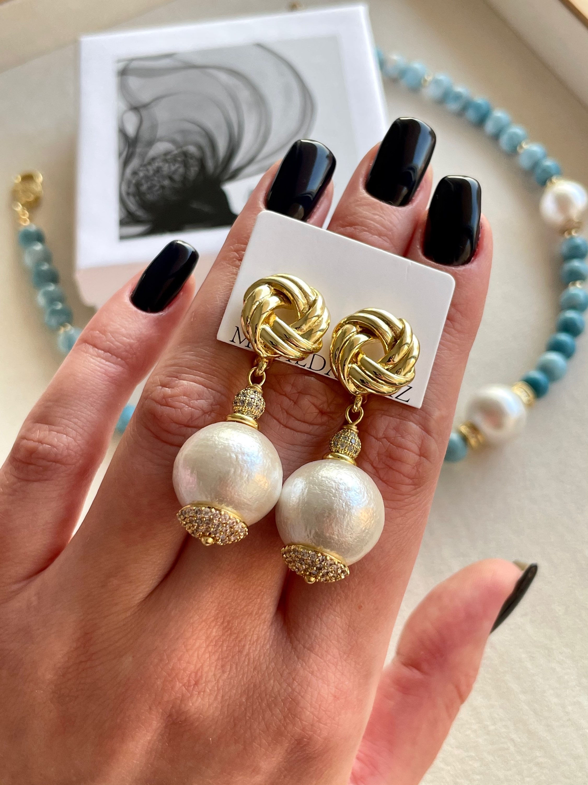 Earrings with cotton pearls 