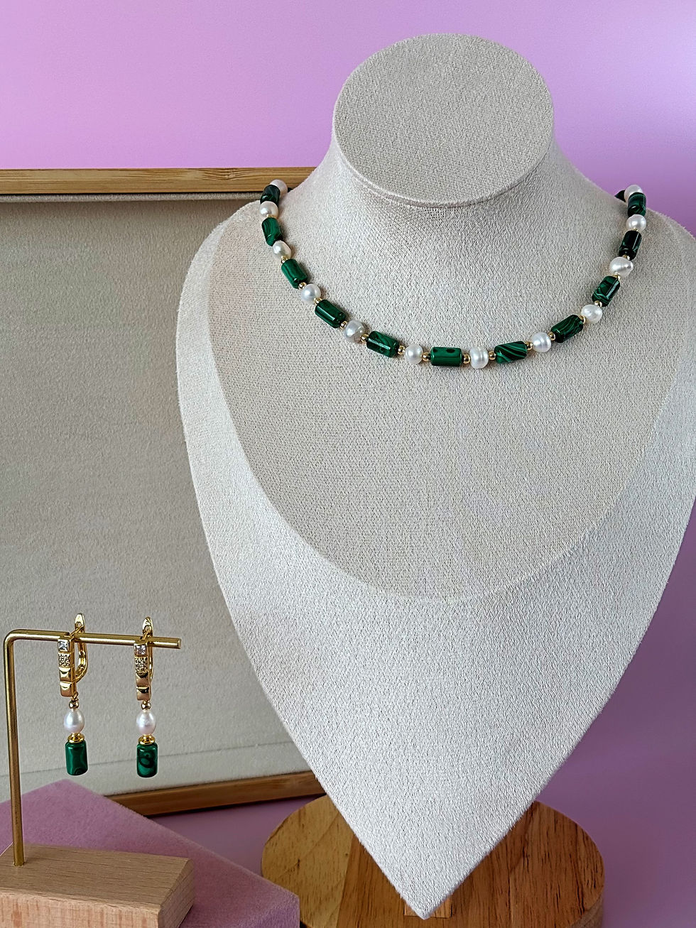 Thumbnail: Necklace with malachite 