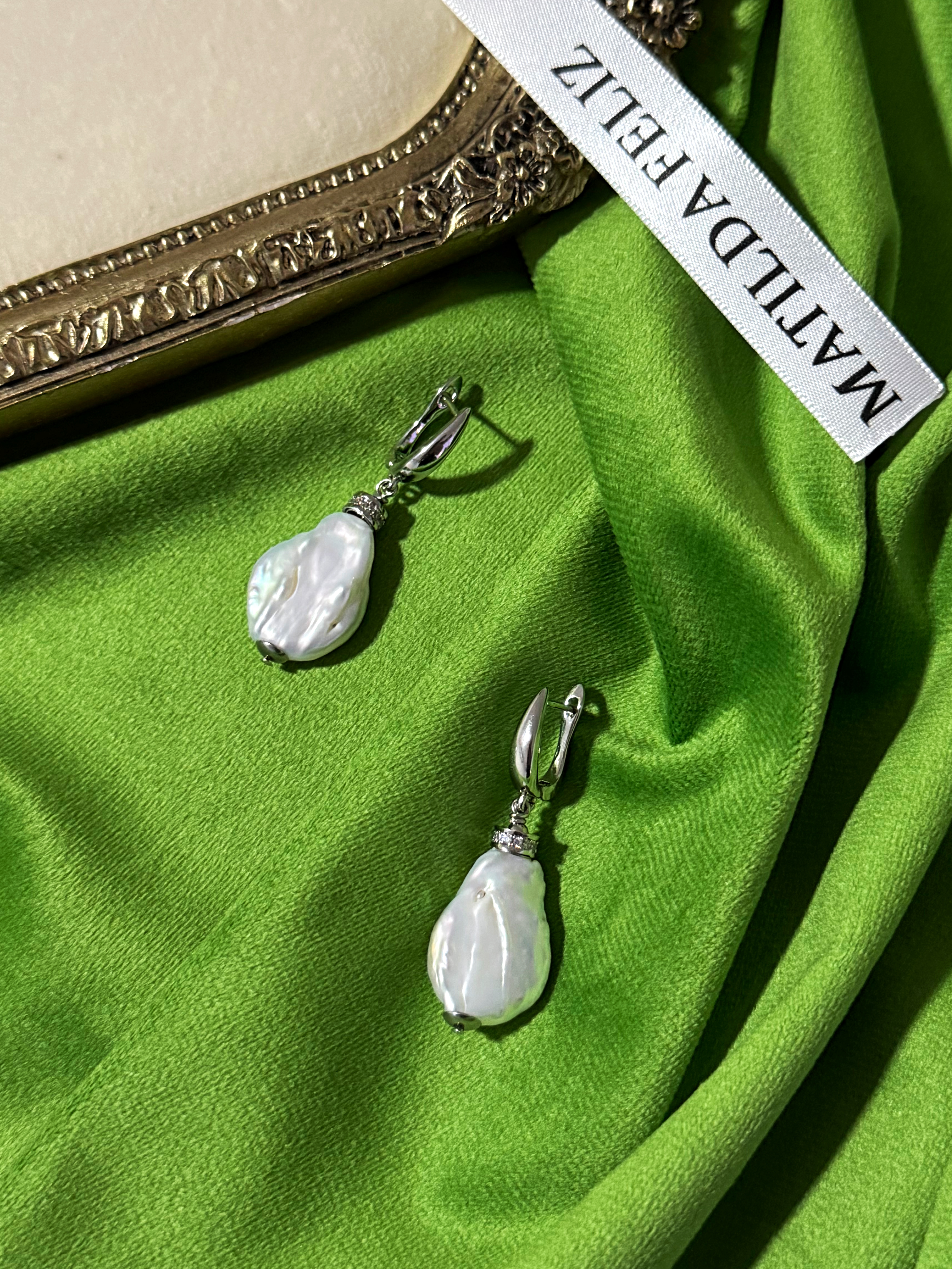 Earrings with baroque pearls 