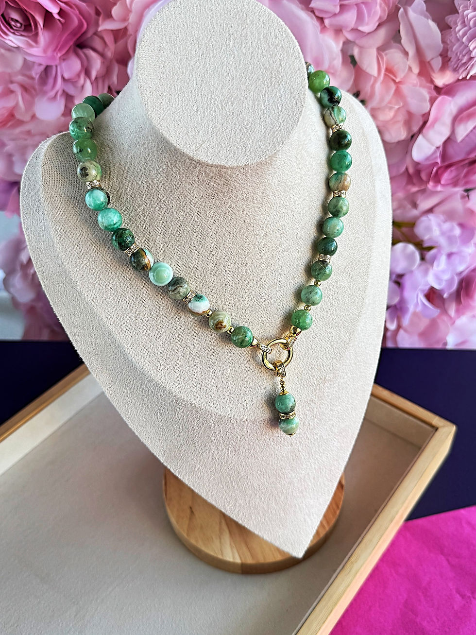 Thumbnail: Necklace with nephrite