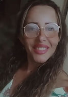 Cliente do Bazar Mundo da Vivi usando lace personalizada com acabamento natural e caimento perfeito