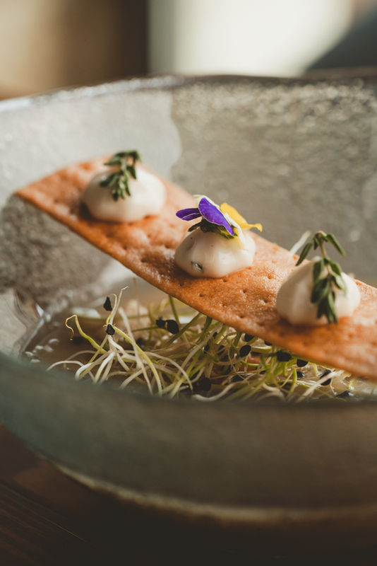 una sopa de tomillo con flores y emulsión de tomillo