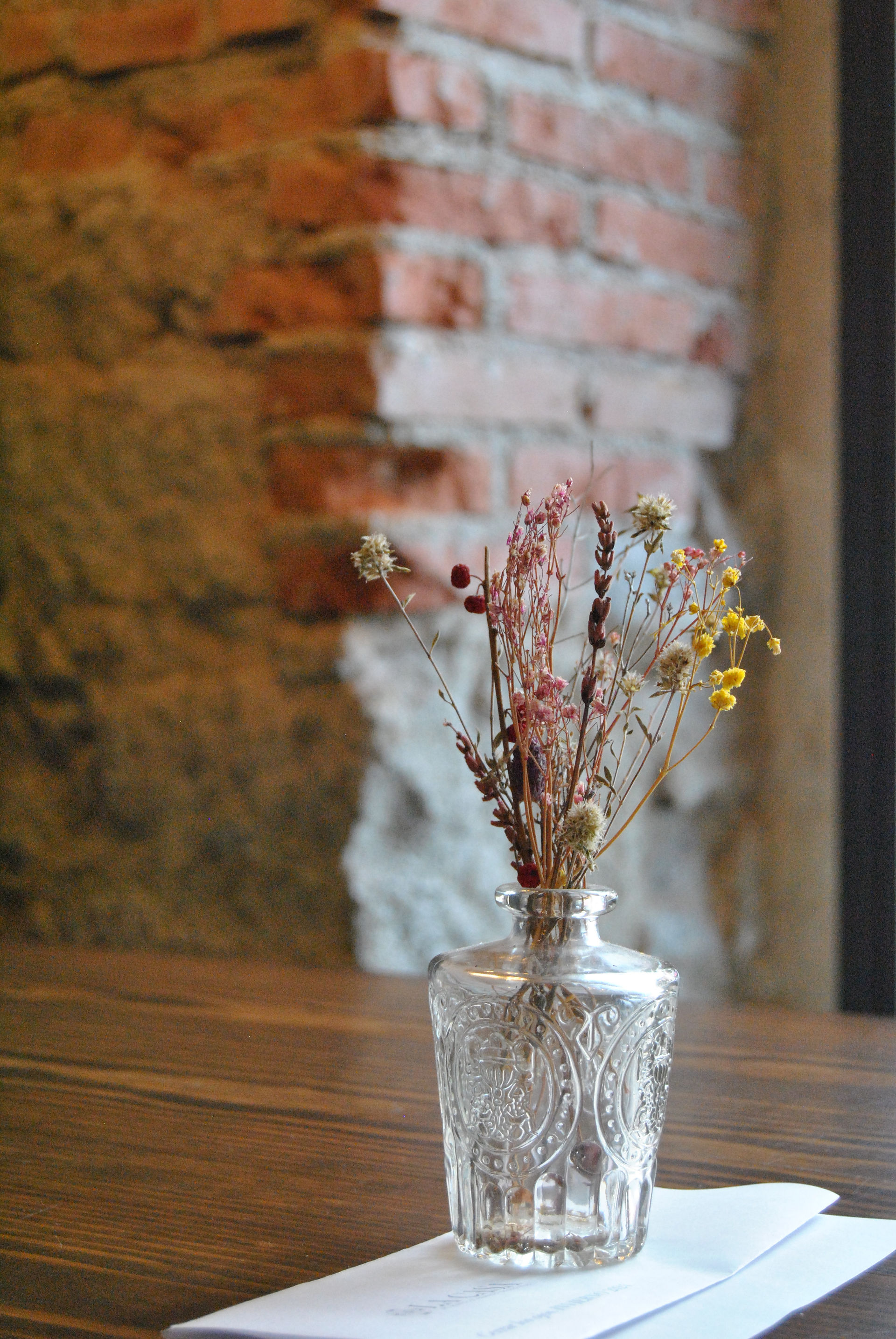 Mesa y flores_La_Casa_de_Manolo_Franco