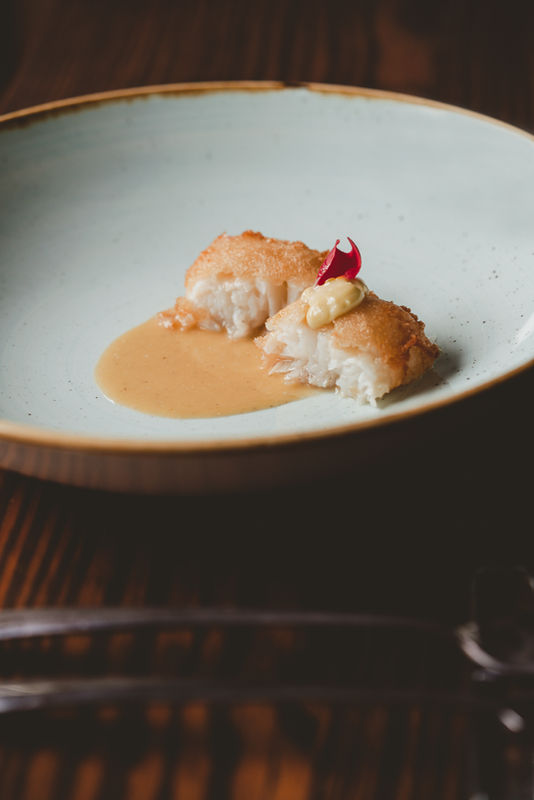 bacalao en tempura con flor roja y salsa