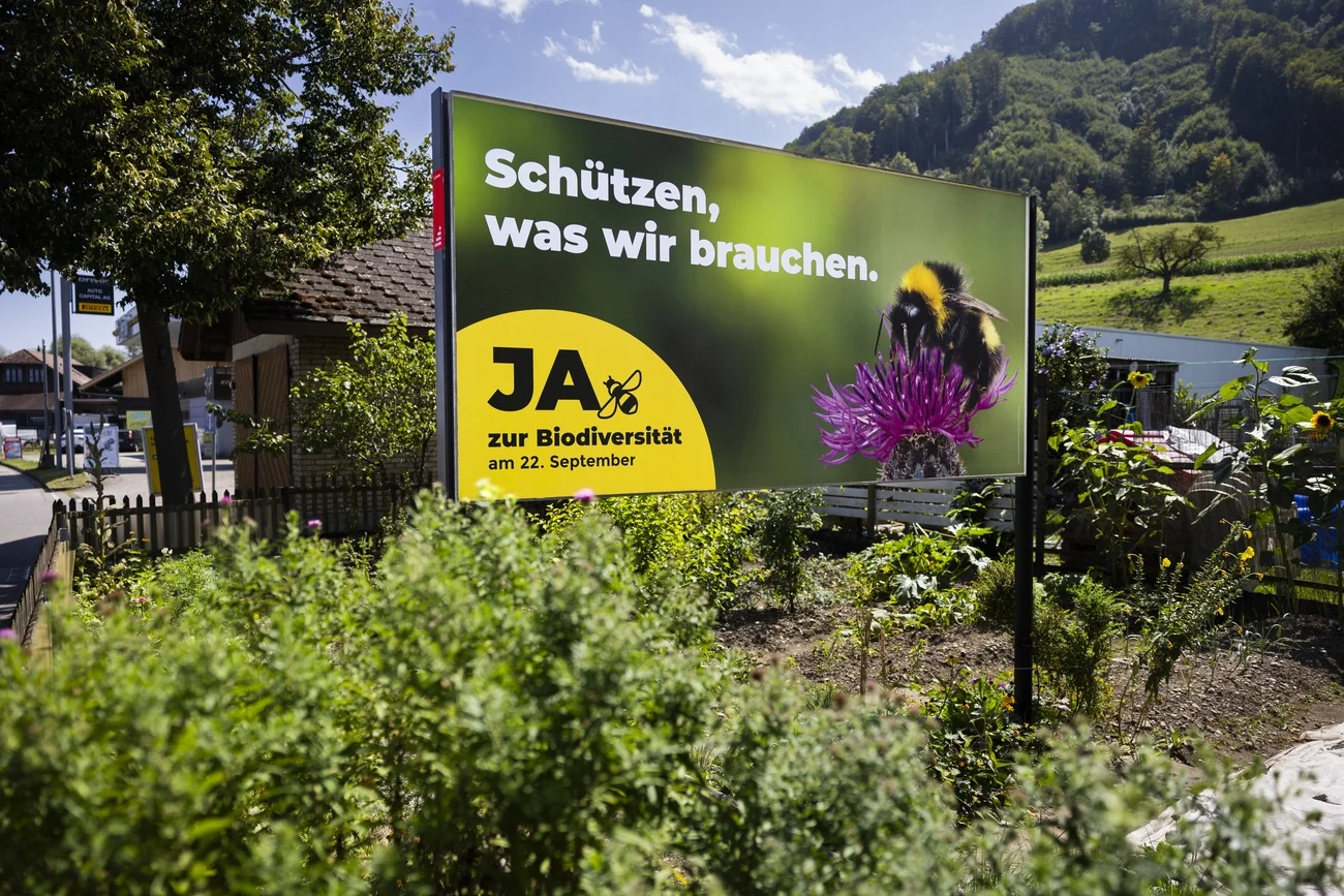 Werbeplakat JA zur Boiodiversitätsinitiative in einem Garten
