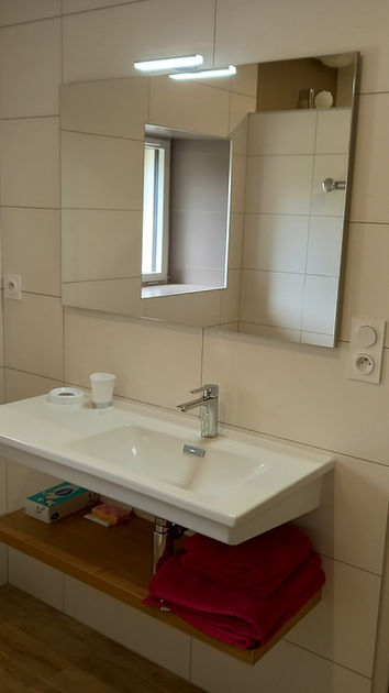 Gite Le Trait d'Union salle de bain chambre été