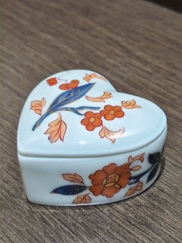 Thumbnail: Petite Boîte Cœur Porcelaine de Paris décor Yunam