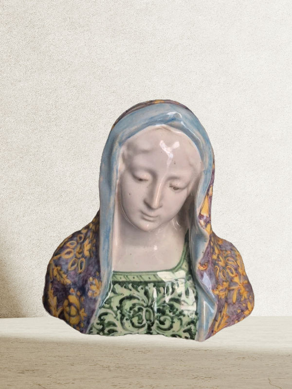 Thumbnail: Buste de Madone en Faïence Émaillée – Décor aux Grotesques