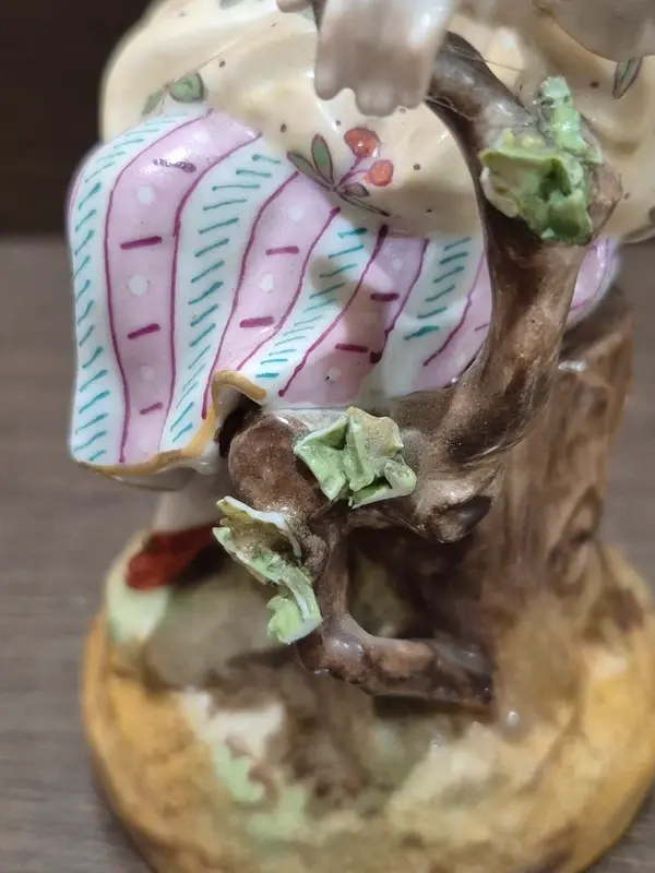 Thumbnail: Statuette de Jeune Femme à la Rose en Porcelaine de Saxe – Style Meissen