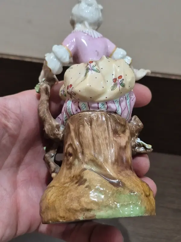 Miniature : Statuette de Jeune Femme à la Rose en Porcelaine de Saxe – Style Meissen