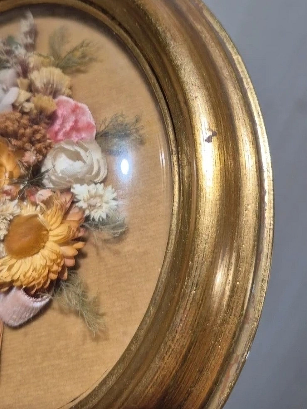 Thumbnail: Cadre Médaillon Fleurs Séchées Tissus Ancien
