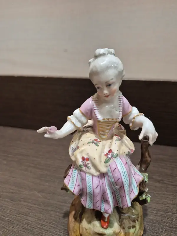 Miniature : Statuette de Jeune Femme à la Rose en Porcelaine de Saxe – Style Meissen