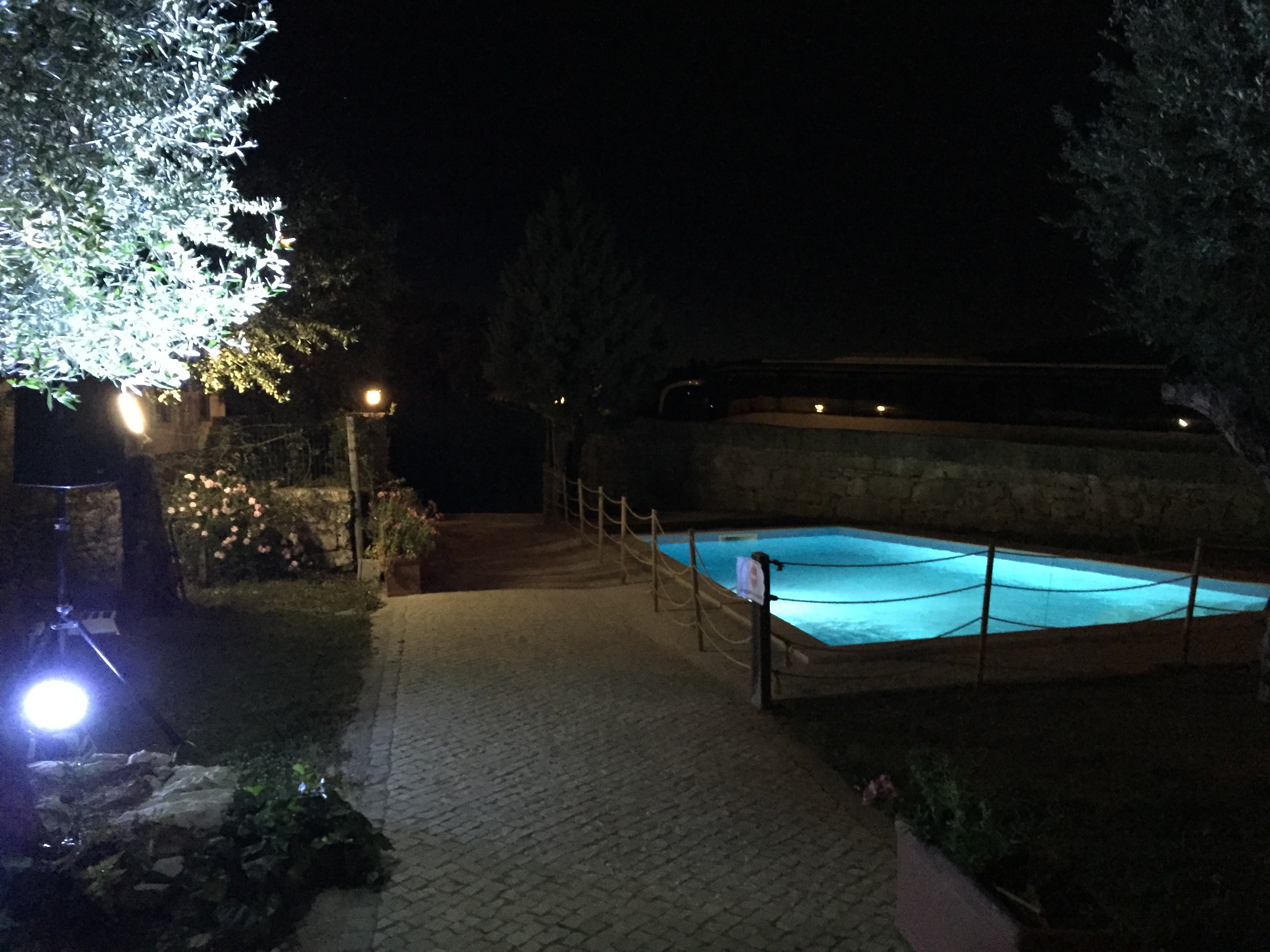 Piscina no período nocturno