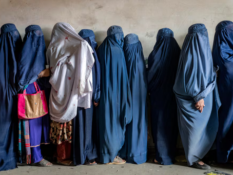 El país que ha convertido a las mujeres en sombras: Afganistán bajo el régimen talibán