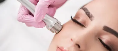 une femme satisfaite et heureuse après un soin du visage microdermabrasion chez Beauty Coach
