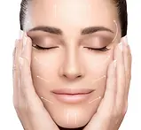 une femme satisfaite après un soin du visage anti-âge chez Beauty Coach