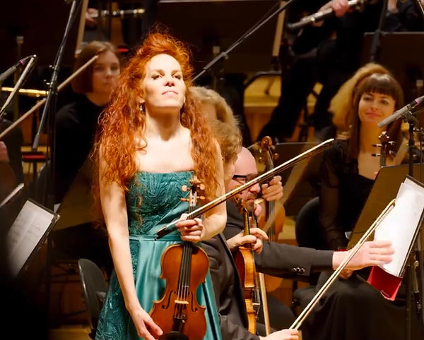 Miriam Davis performing as concerto soloist in Estonia Concert Hall