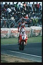 バイクレースで優勝しガッツポーズでウィニングランしている青木拓磨④