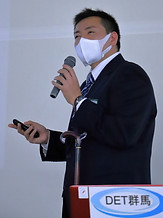 マイクを持って話している細野翔大①