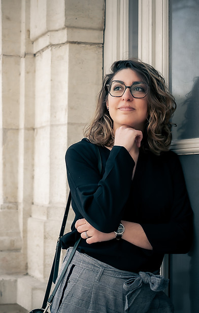 Photographie de présentation de Bonjean Anaïs Designer d'espace chez 9 février architecture intérieue à Vichy. Photographie faite devant le palais des congrès.