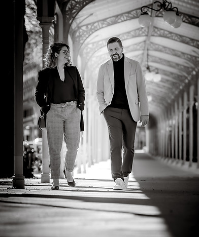 Photograhie de Bonjean Anaïs designer d'espace chez 9 février architecture intérieure avec son collaborateur Michael Roy maître d'oeuvre chez EMC Concept. Photo en noir et blanc sous les arcades à Vichy