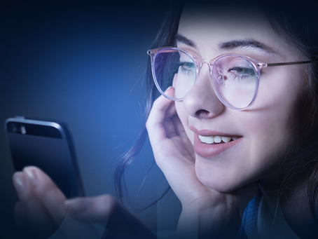 Ojo, tu celular está emitiendo mucha luz azul ahora. ¿Estás protegido de ella?